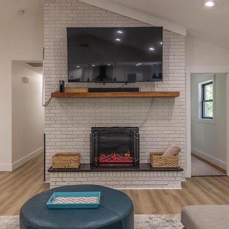 Вилла Mid-Century Modern Impeccable Remodel With Hot Tub Эшвилл Экстерьер фото
