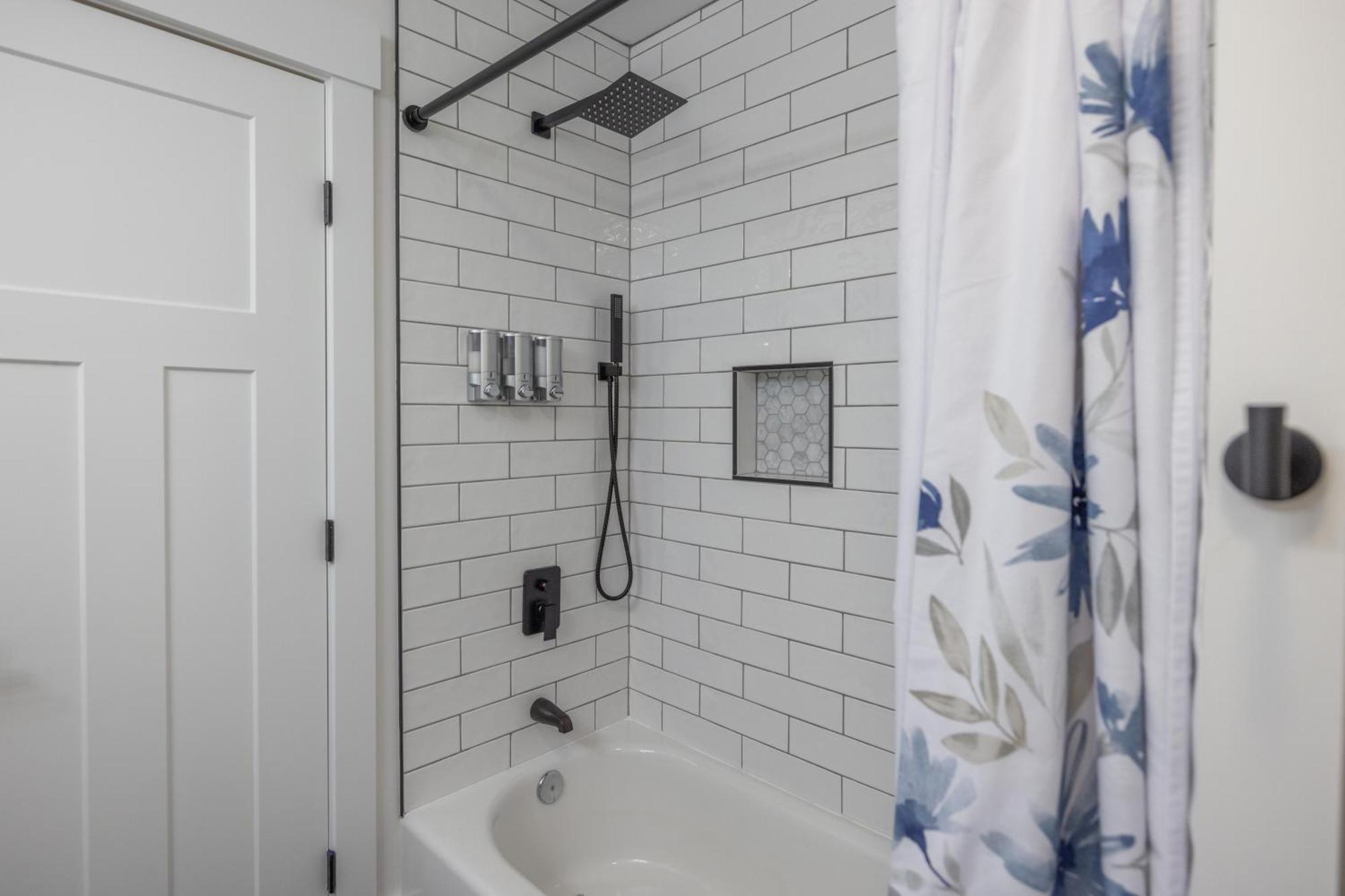 Вилла Mid-Century Modern Impeccable Remodel With Hot Tub Эшвилл Экстерьер фото