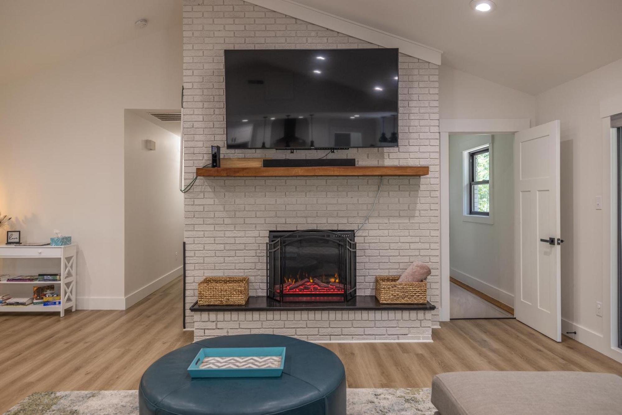 Вилла Mid-Century Modern Impeccable Remodel With Hot Tub Эшвилл Экстерьер фото