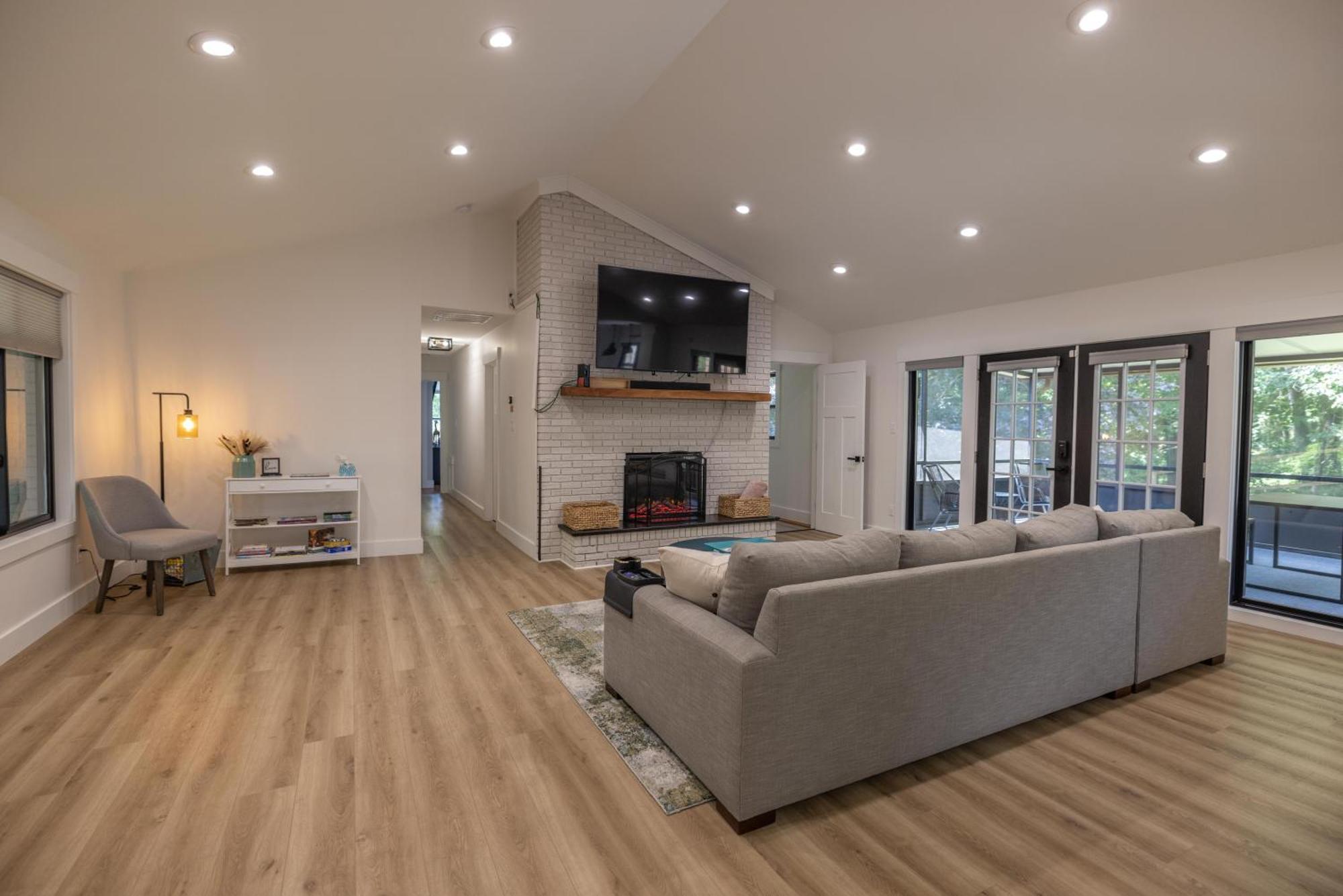 Вилла Mid-Century Modern Impeccable Remodel With Hot Tub Эшвилл Экстерьер фото
